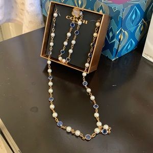 Beautiful 2 piece necklace and bracelet couch.